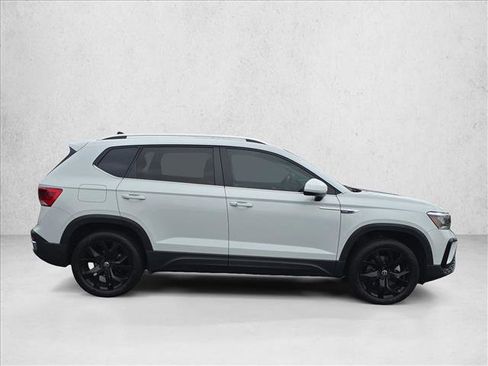 Used 2022 Volkswagen Taos SE image 4