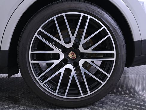 Used 2025 Porsche Cayenne image 12