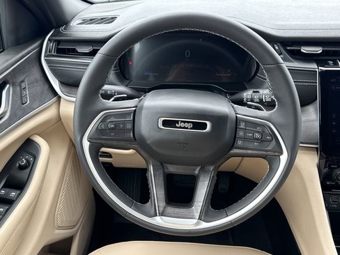 Used 2025 Jeep Grand Cherokee Limited AWD/4WD image 17