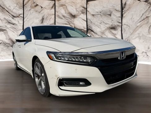 Used 2018 Honda Accord Touring image 3