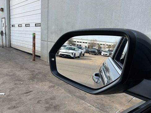 Used 2025 Volkswagen Atlas Cross Sport SE image 18