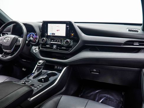 Used 2025 Toyota Highlander XSE AWD/4WD image 19