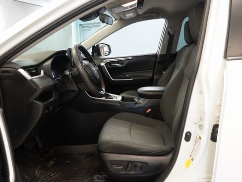 Used 2020 Toyota RAV4 XLE image 4