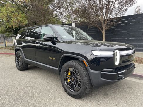 Used 2025 Rivian R1S Premium image 2