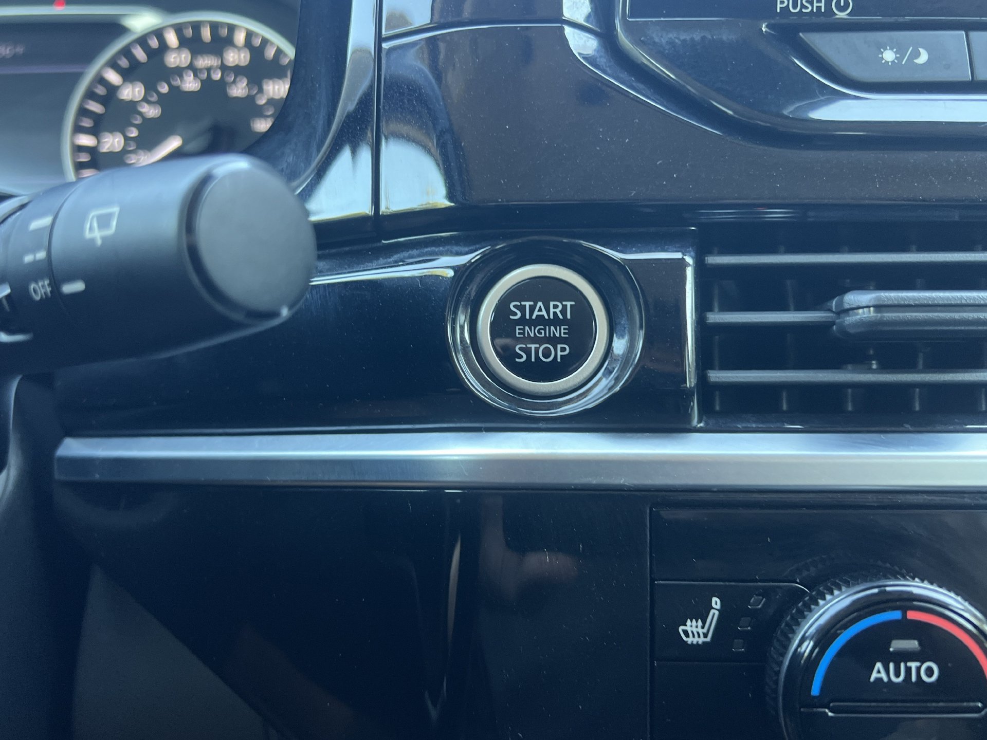 Used 2024 Nissan Pathfinder SV FWD image 6