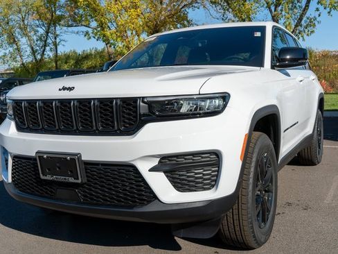New 2025 Jeep Grand Cherokee Altitude image 2