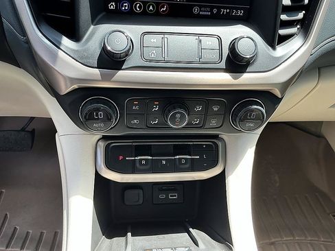 Used 2021 GMC Acadia Denali w/ Denali Technology Package FWD image 18