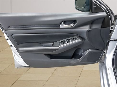 Used 2024 Nissan Altima 2.5 SV image 19