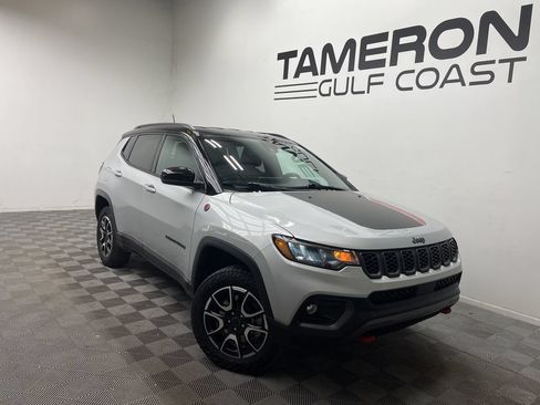 Used 2025 Jeep Compass Trailhawk AWD/4WD image 1