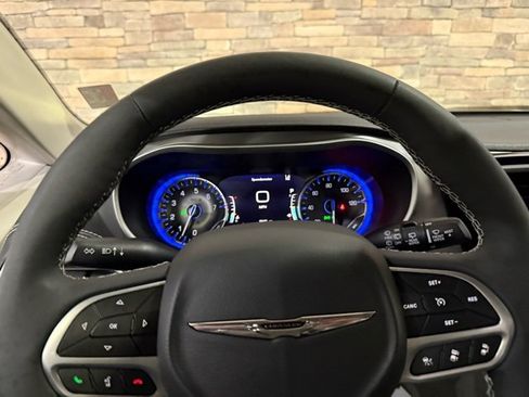 Used 2022 Chrysler Pacifica Touring-L image 15