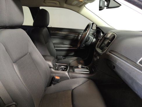 Used 2018 Chrysler 300 Touring RWD image 21