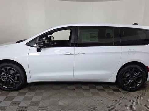 New 2026 Chrysler Pacifica Select image 4