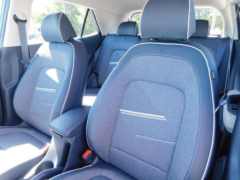 Used 2025 Hyundai Venue Limited FWD image 14