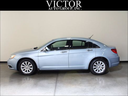 Used 2013 Chrysler 200 Limited FWD image 1