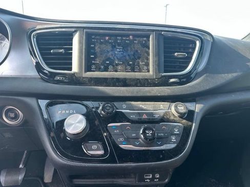 Used 2019 Chrysler Pacifica Touring-L w/ S Appearance Package FWD image 10