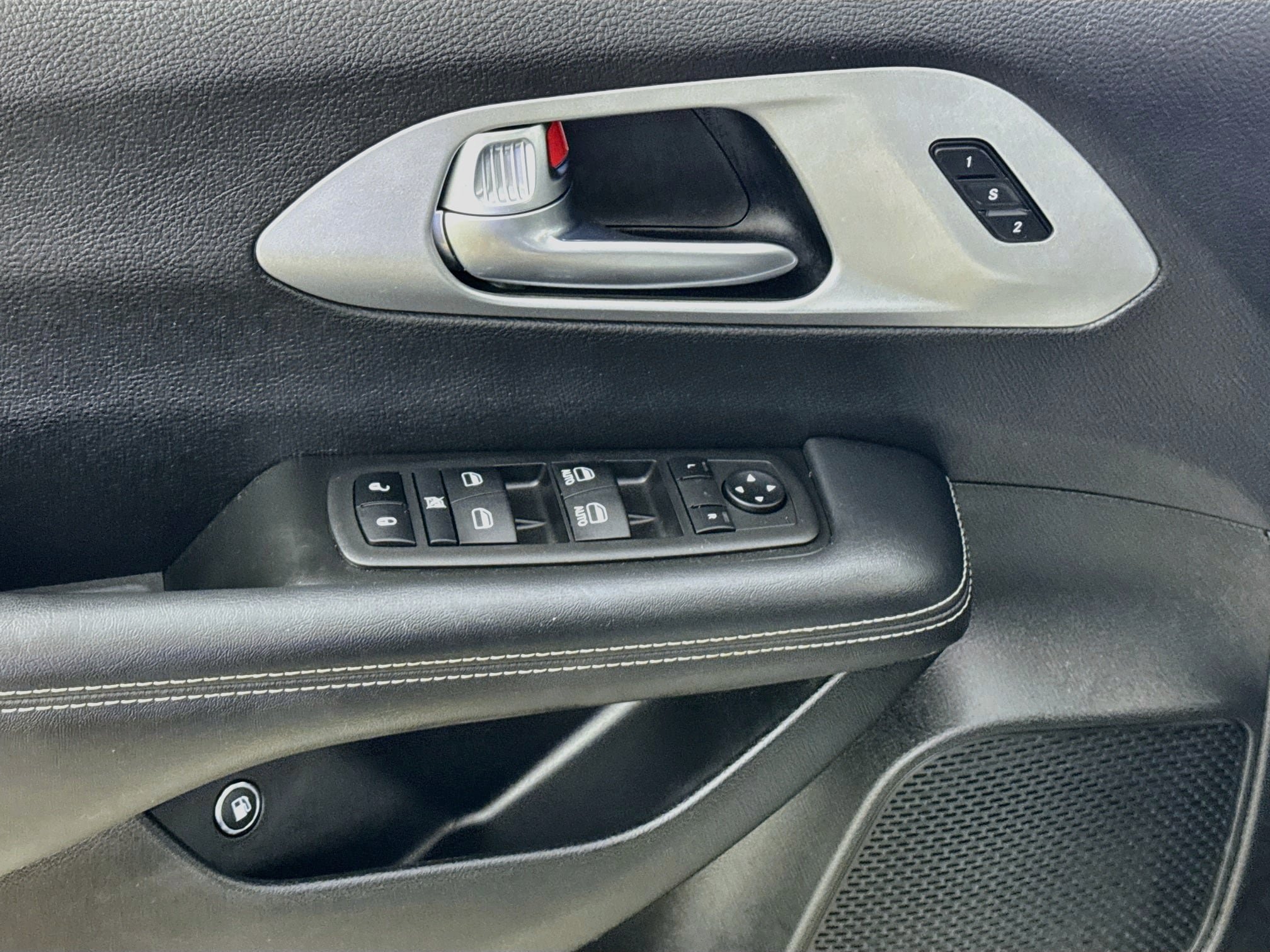 Used 2023 Chrysler Pacifica Touring-L w/ S Appearance Package FWD image 19