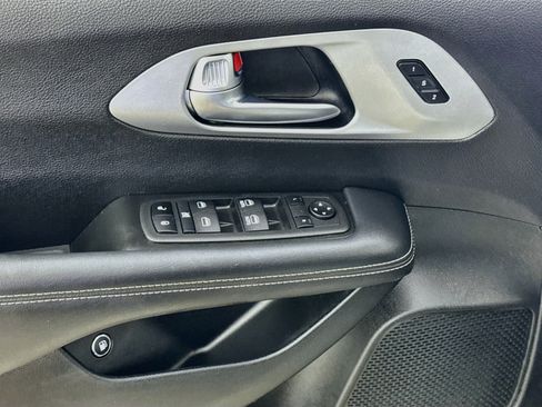 Used 2023 Chrysler Pacifica Touring-L w/ S Appearance Package FWD image 19