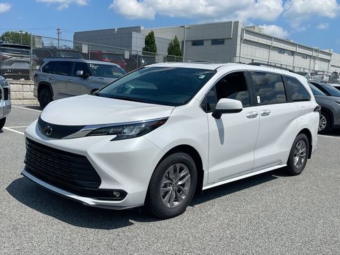 Used 2026 Toyota Sienna XLE FWD image 13