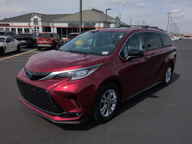Used 2022 Toyota Sienna XSE w/ XSE Plus Package AWD/4WD image 3