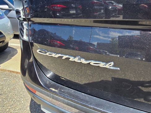Used 2022 Kia Carnival LX FWD image 10