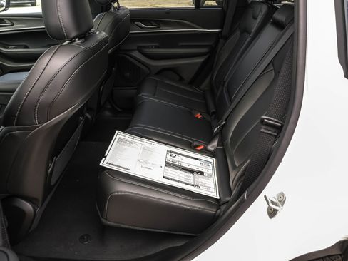 New 2025 Jeep Grand Cherokee Limited w/ Luxury Tech Group II AWD/4WD image 16