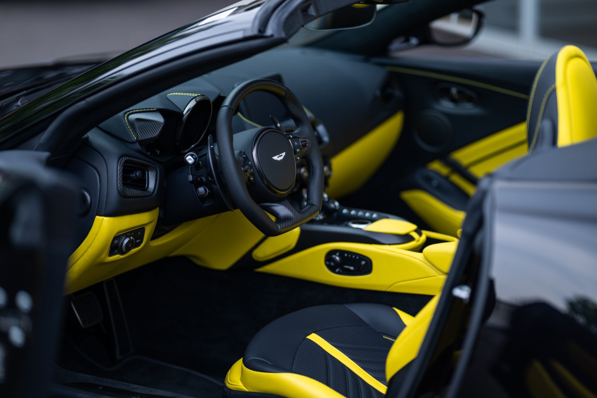 Used 2023 Aston Martin V12 Vantage Roadster RWD image 44