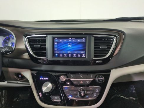 Used 2018 Chrysler Pacifica Touring-L FWD image 21