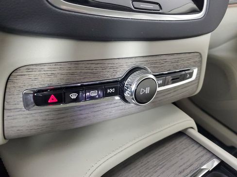 Certified 2024 Volvo XC90 T8 Ultimate w/ Lounge Package image 32