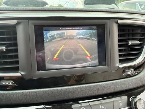 Used 2019 Chrysler Pacifica Touring-L FWD image 11