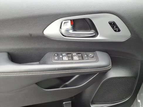 Certified 2025 Chrysler Pacifica Limited FWD image 6