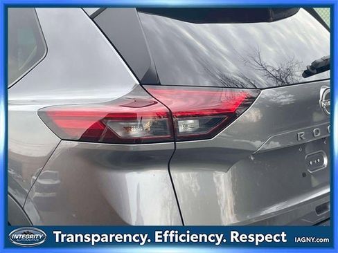 Used 2024 Nissan Rogue SV w/ SV Premium Package image 11