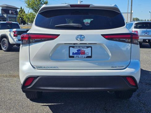 Used 2022 Toyota Highlander XLE AWD/4WD image 4