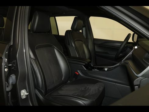 Used 2023 Jeep Grand Cherokee Altitude AWD/4WD image 29