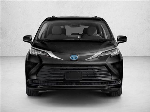 Used 2021 Toyota Sienna XLE image 2