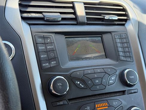 Used 2018 Ford Fusion SE image 19