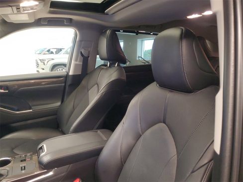 Used 2023 Toyota Highlander Limited image 18