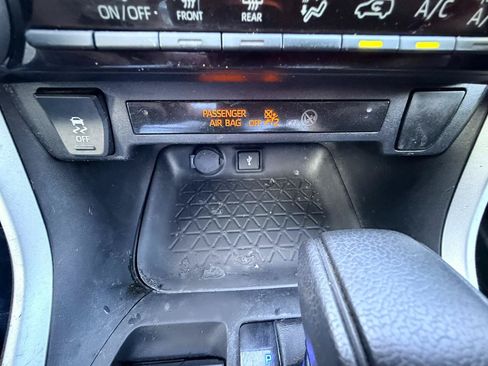 Used 2020 Toyota RAV4 LE FWD image 22