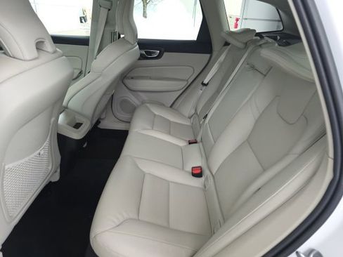 Used 2023 Volvo XC60 B5 Plus image 18