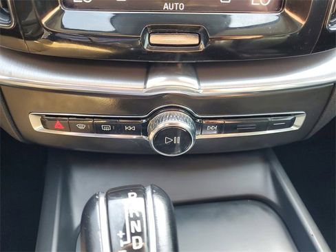 Used 2020 Volvo XC60 T5 Momentum image 34