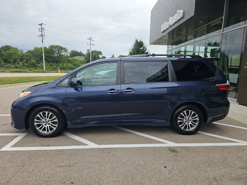 Used 2018 Toyota Sienna XLE w/ XLE Navigation Package FWD image 2