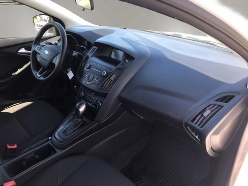 Used 2018 Ford Focus SE w/ SE Appearance Package FWD image 2