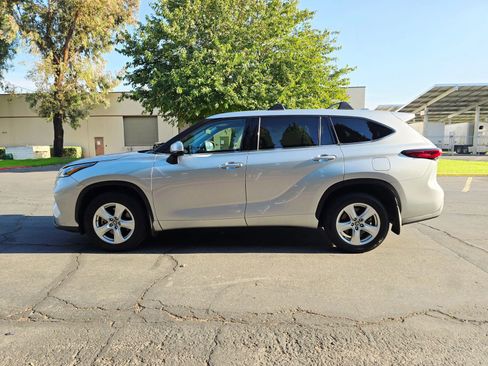 Used 2020 Toyota Highlander LE image 5