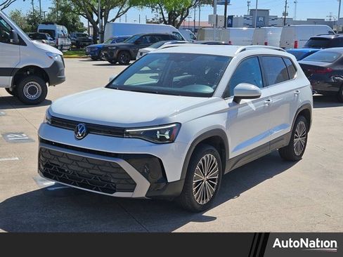 Used 2025 Volkswagen Taos SE image 1