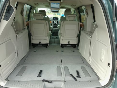 Used 2010 Chrysler Town & Country Limited w/ Entertainment Group #3 image 17