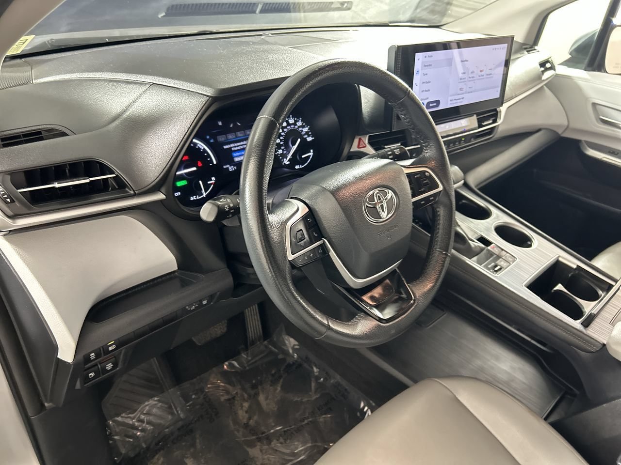 Used 2025 Toyota Sienna XLE FWD image 13