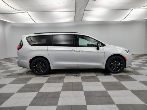 New 2026 Chrysler Pacifica Select w/ S Appearance Package FWD image 12