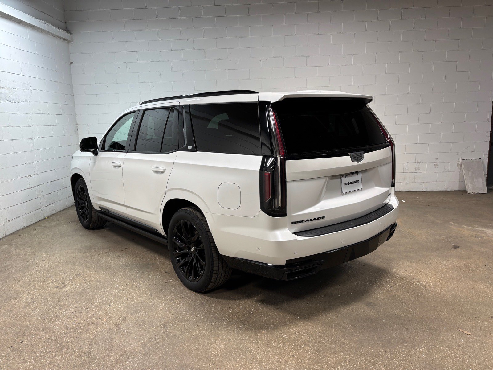 Used 2023 Cadillac Escalade Sport w/ LPO, ONYX Package AWD/4WD image 9
