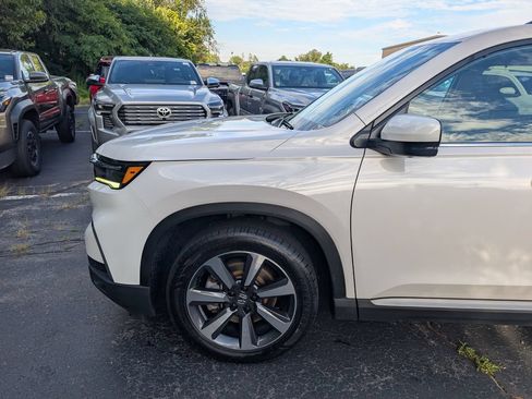 Used 2023 Honda Pilot Elite image 2