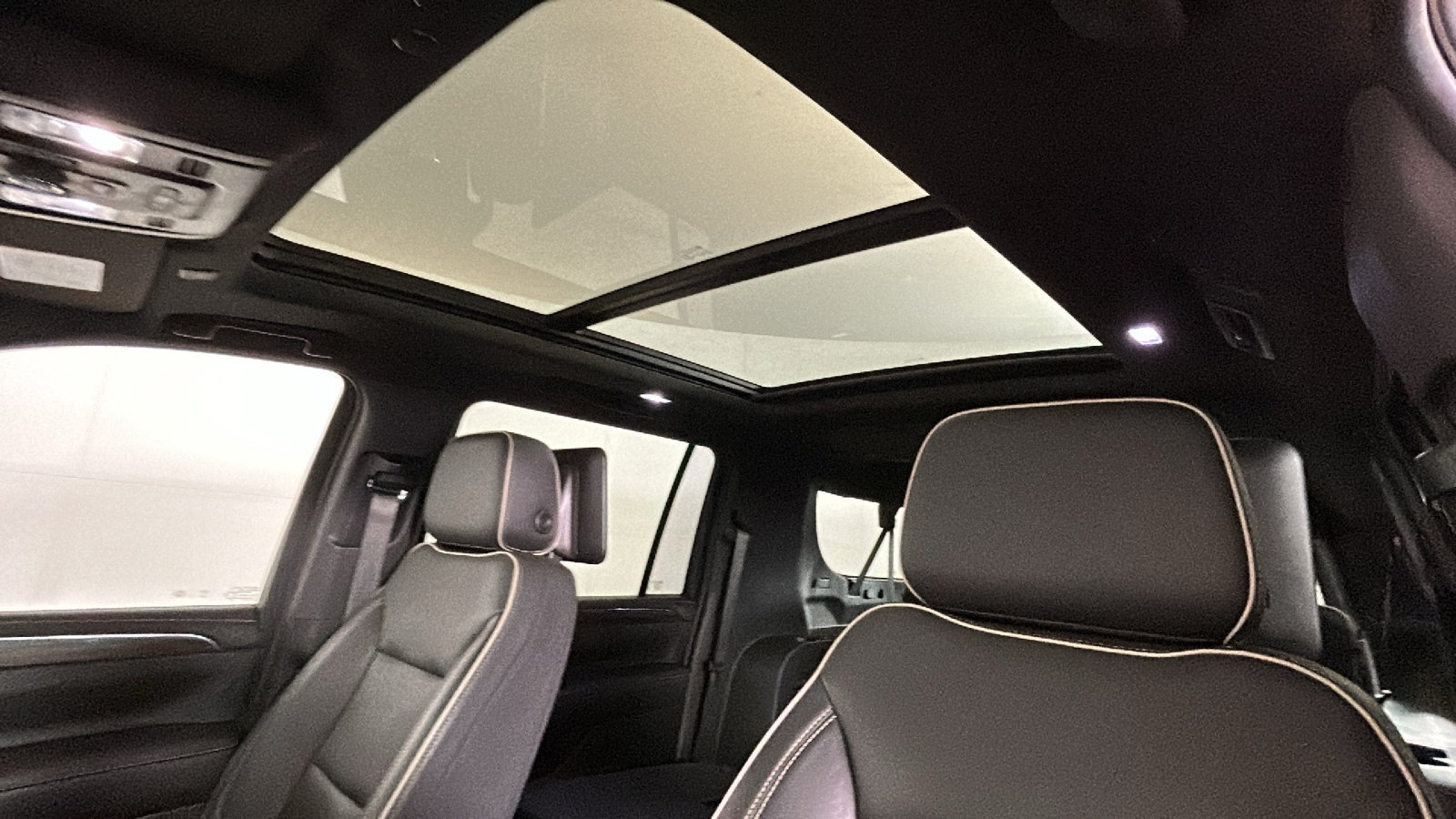 Used 2021 Chevrolet Suburban Premier w/ Premium Package RWD image 14
