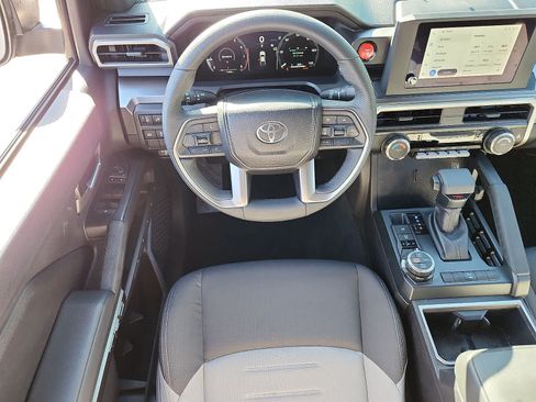 Certified 2025 Toyota Tacoma TRD Off-Road AWD/4WD image 13